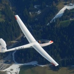 Flugwegposition um 14:46:26: Aufgenommen in der Nähe von Gemeinde Söll, Österreich in 2311 Meter